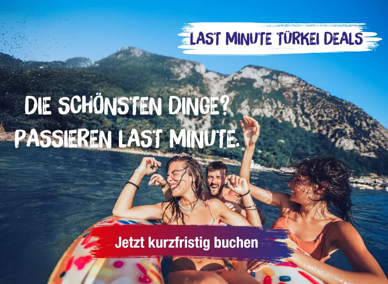 Junge, trendige Leute haben Spaß beim Schwimmen in den Sommerferien und entspannen auf einem aufblasbaren Ring.