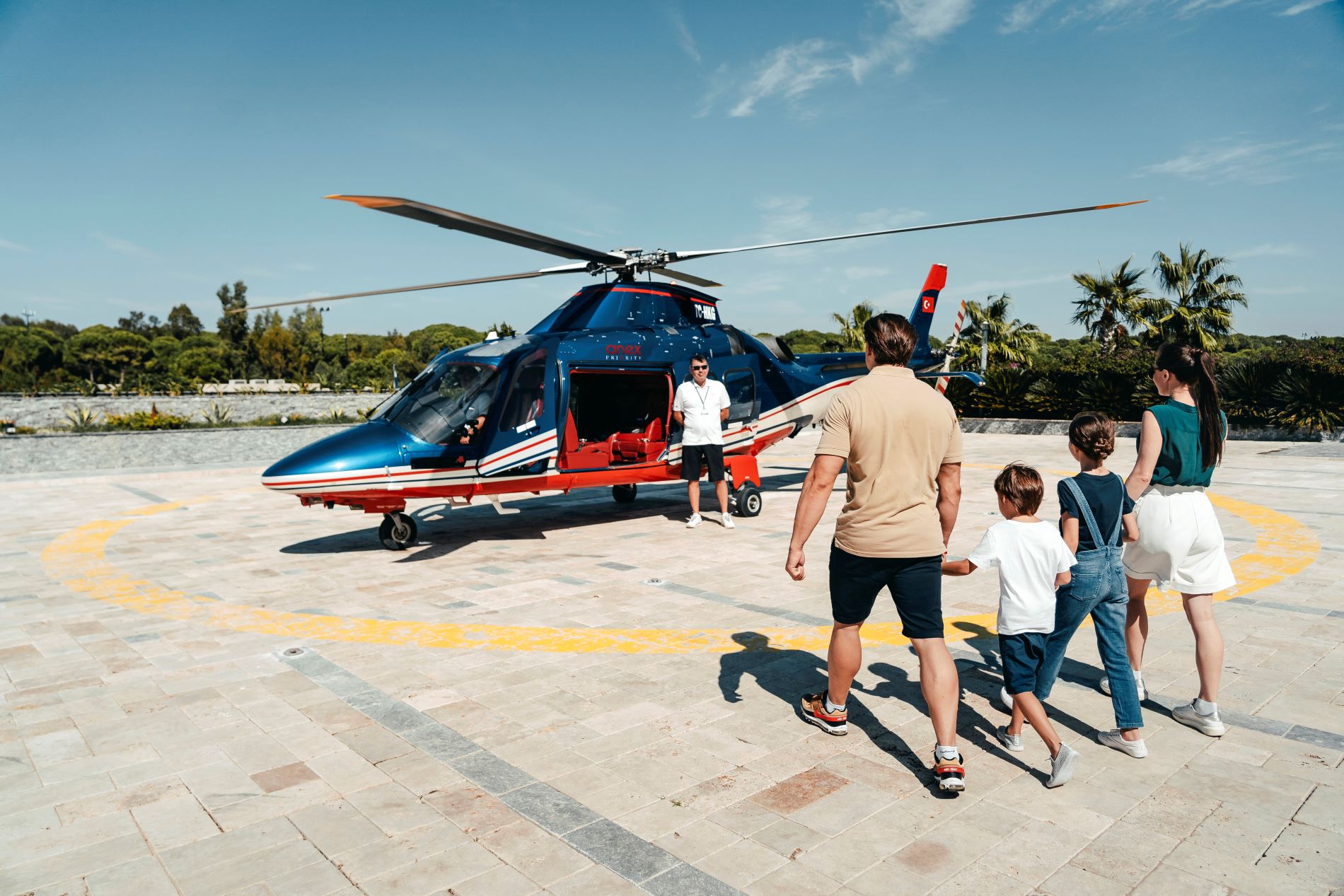 Eine Familie steigt in einen ANEX Priority Luftschrauber ein.