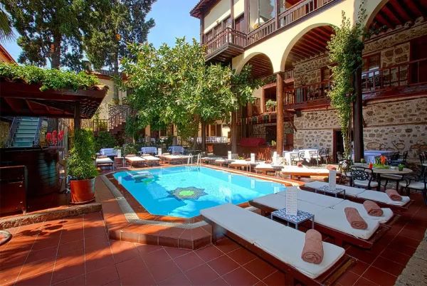 Alp Pasa Hotel Poolblick