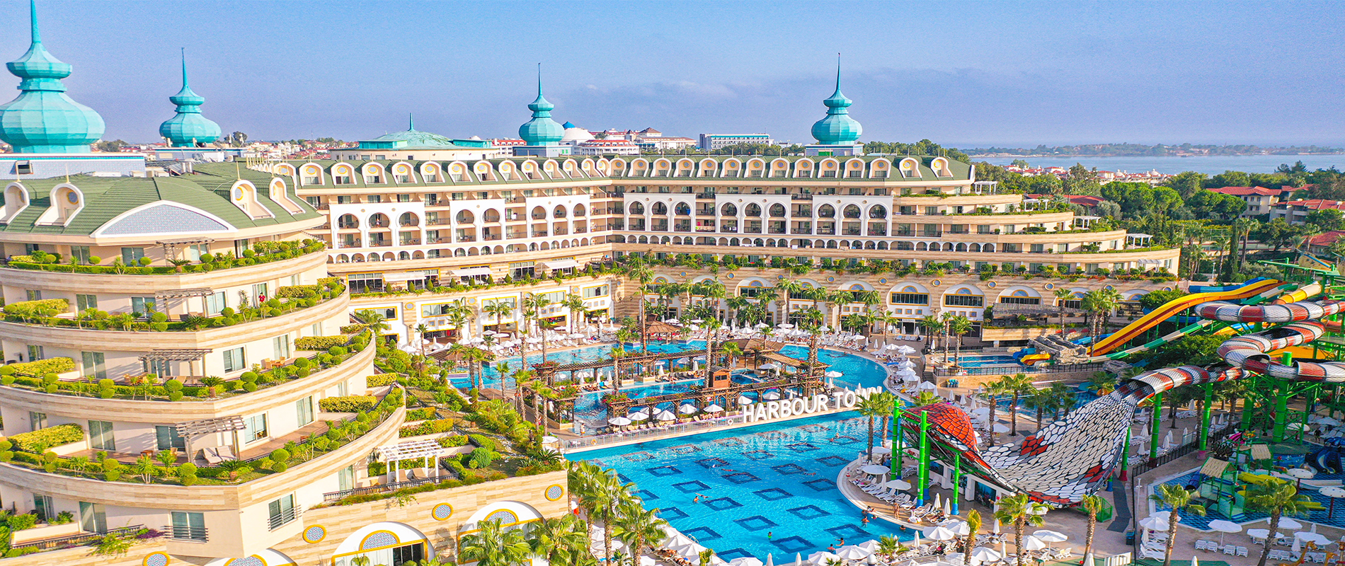 Hotelanlage mit großem Pool und gepflegter Außenanlage