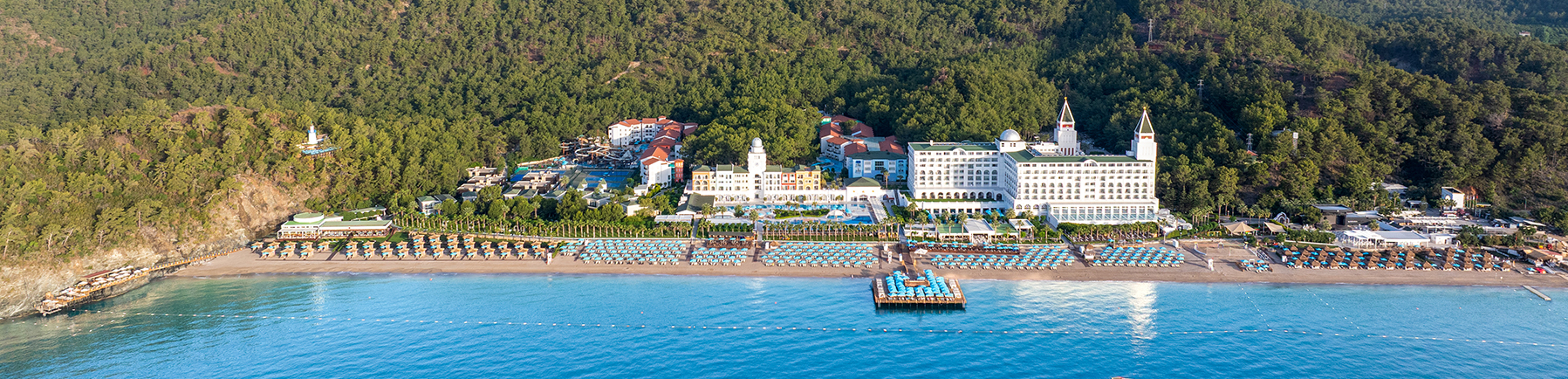 Luftaufnahme des Nirvana Hotels mit Blick auf Anlage, Pool und Meer
