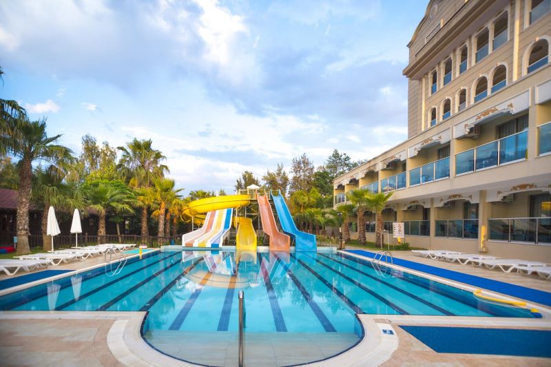 Boot liegt in der Dubai Marina vor Anker. Im Hintergrund ragen die Wolkenkratzer in den Himmel.