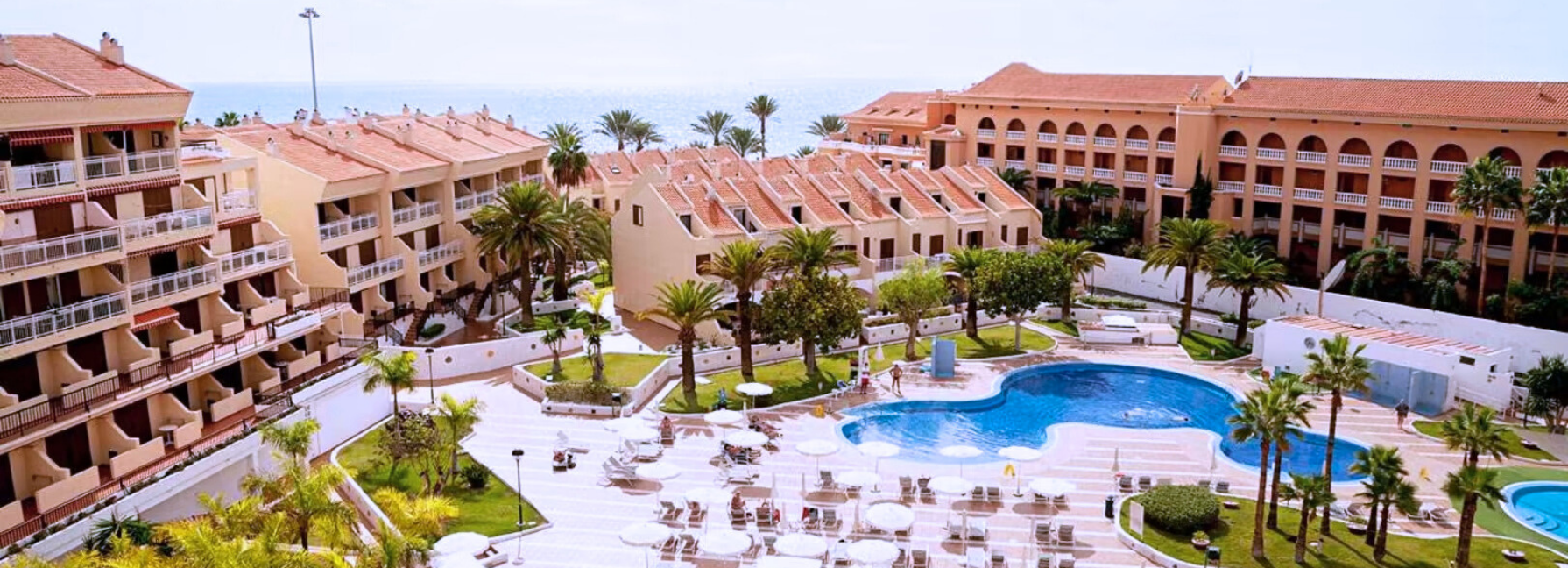 Zwei luxuriöse Rückzugsorte der Nirvana Hotels in einer Collage – stilvoller Urlaub zwischen Natur, Design und Komfort Bildcollage mit zwei Nirvana Hotels – exklusive Hotelanlagen mit Strand- und Poolblick