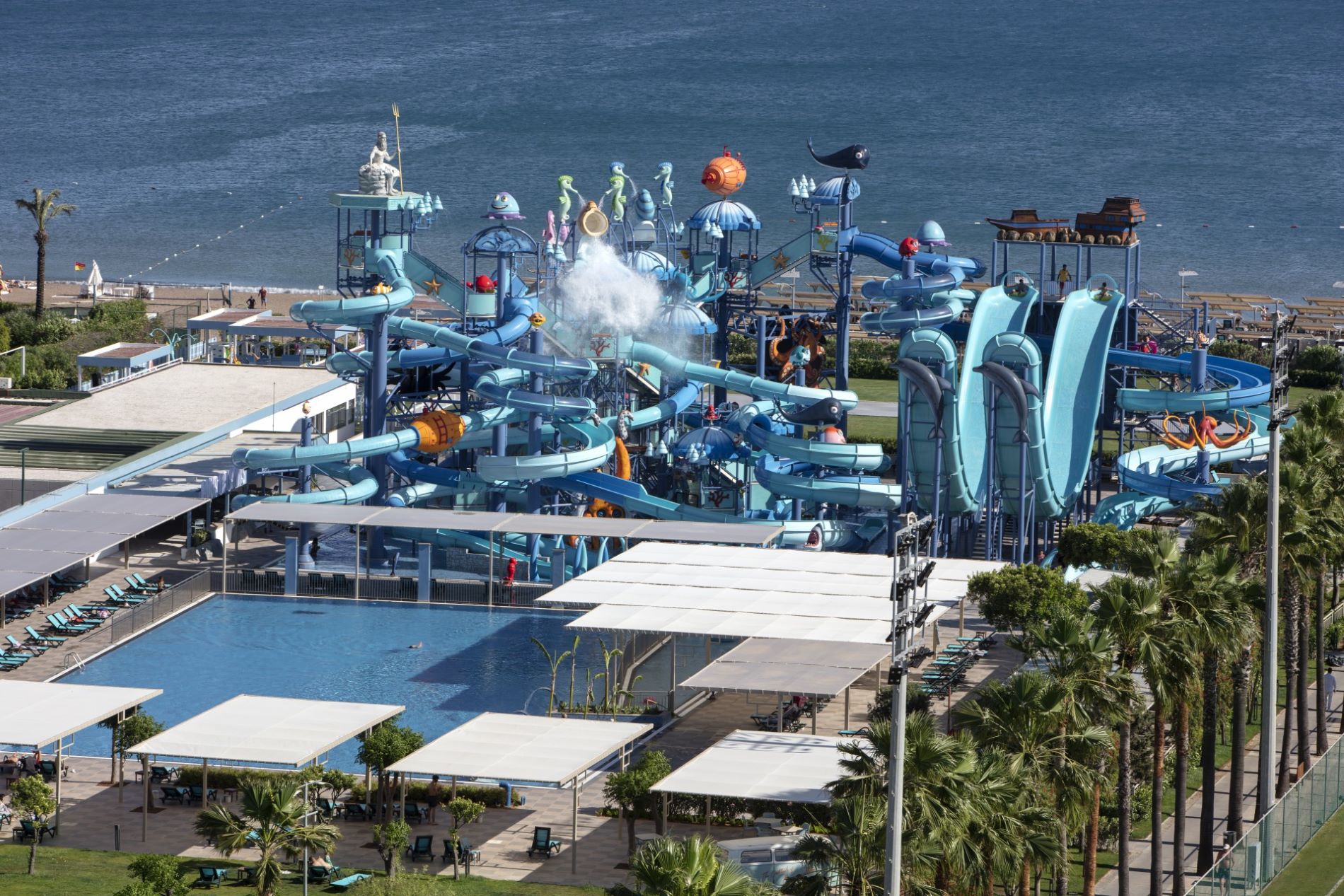 Hotelanlage Luftaufnahme eines Hotel der Crystal Hotelkette mit Pools und Aquarutschen.