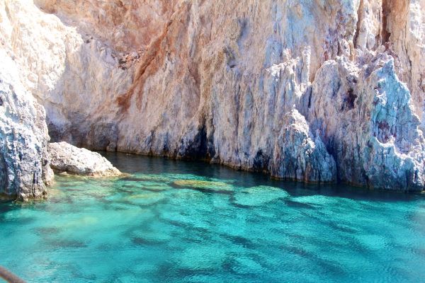 Kristallklares, türkisfarbenes Meer an einer griechischen Küste