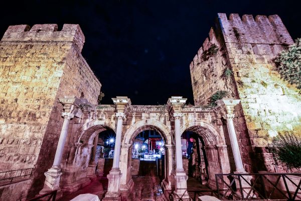 Hadrianstor im Nacht Antalya