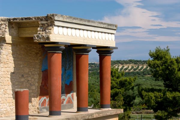Weiß-blaue traditionelle Gebäude mit typischer griechischer Architektur