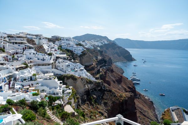 Typische weiße Häuser und bunte Fenster in der Altstadt von Mykonos