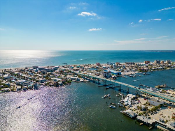 Traditionelle Architektur in Griechenland Weiß-blaue traditionelle Gebäude mit typischer griechischer Architektur