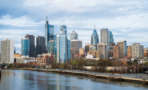 Yacht in einer ruhigen Bucht mit türkisblauem Meer in Griechenland.