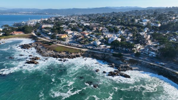 Malerische griechische Altstadt mit engen Gassen und historischen Häusern