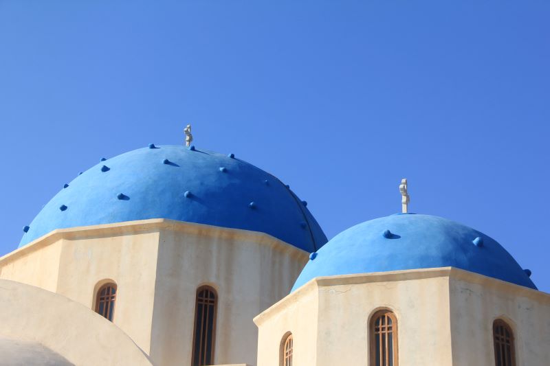 Typische weiße Häuser und bunte Fenster in der Altstadt von Mykonos