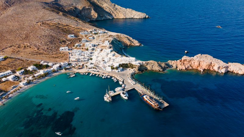 Malerische, enge Gassen mit weißen Häusern und blauen Akzenten in Griechenland