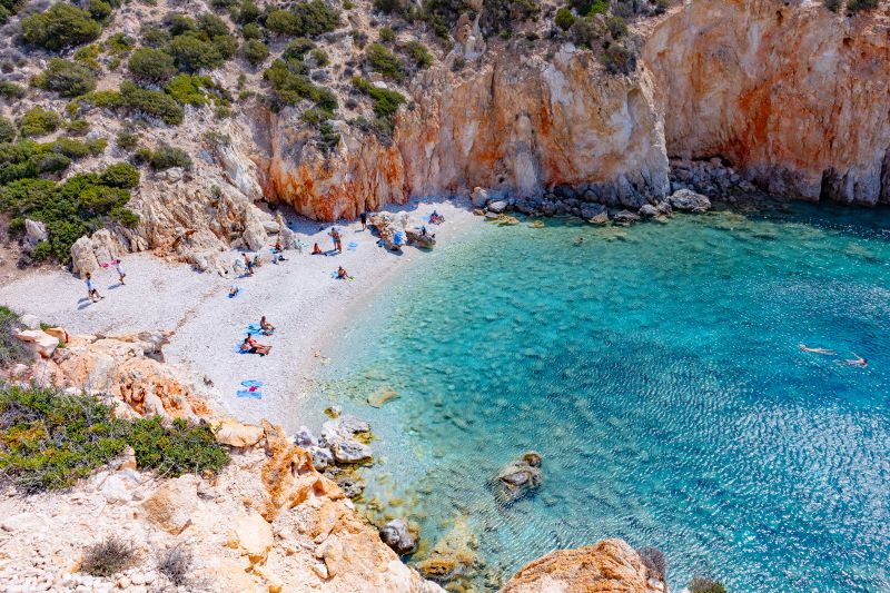 Weiß-blaue traditionelle Gebäude mit typischer griechischer Architektur