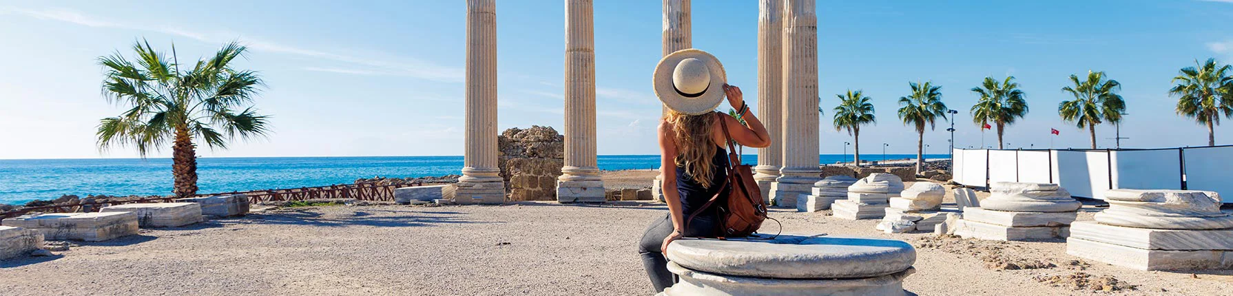 Glückliche Frau genießt Sonne und Meer an der Türkischen Riviera Frau im Urlaub an der Türkischen Riviera am Meer
