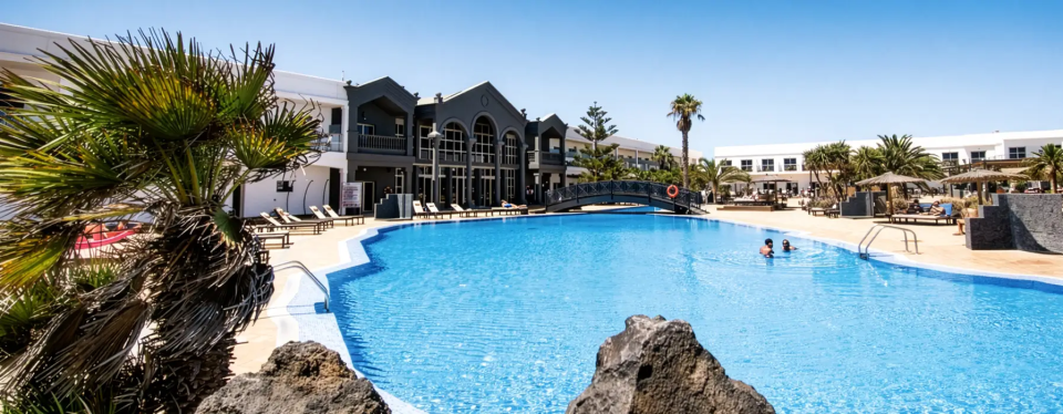 Mutter und Kind gehen gemeinsam entspannt ins Meer und genießen den Urlaubsmoment. Mutter und Kind genießen gemeinsam den Moment