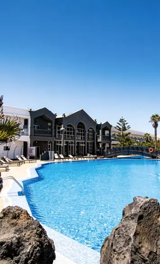 Mutter und Kind gehen gemeinsam entspannt ins Meer und genießen den Urlaubsmoment. Mutter und Kind genießen gemeinsam den Moment