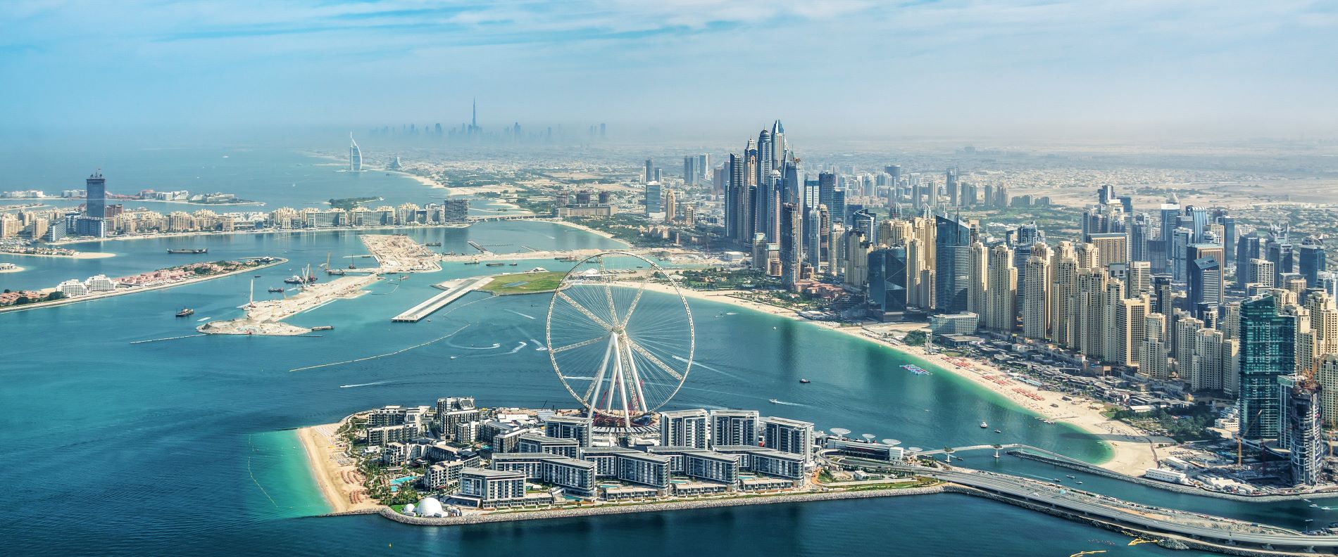 Neue Marina in Dubai Die neue Marina in Dubai mit ihren Wolkenkratzer in der Dämmerung unter goldgelber Sonne an einem schönen, wolkenlosen Tag. In der Marina liegen zahlreiche kleine Boote vor Anker.