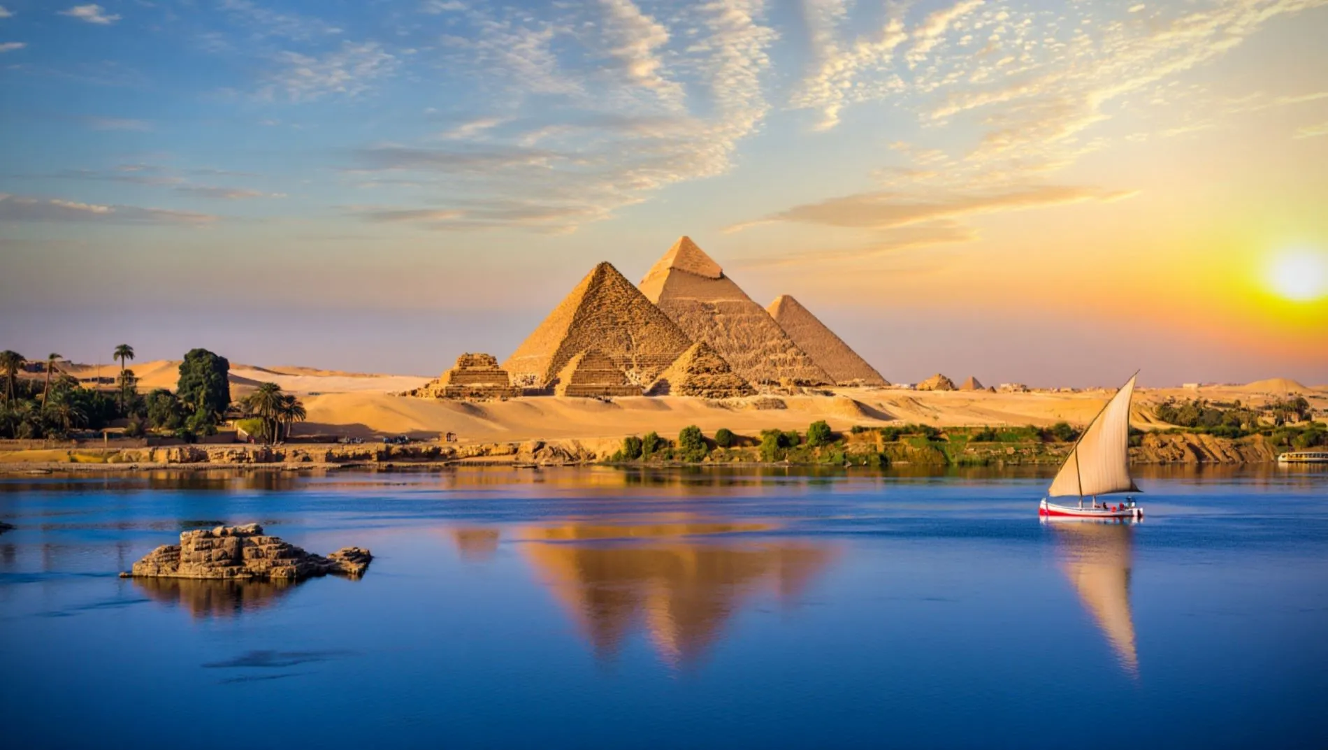 Ägypten – Küstenparadies am Roten Meer Ein atemberaubender Sonnenuntergang über dem Roten Meer, mit warmen Farben im Himmel und sanften Wellen am Strand.