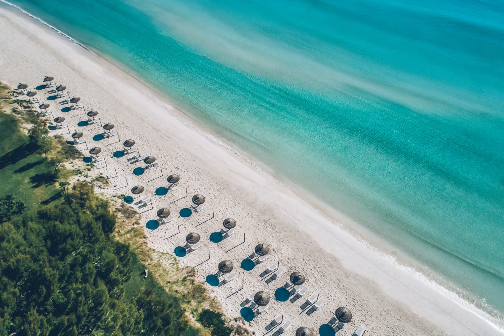 Essensszene im Urlaub Familie mit Kindern, die im Urlaub beim Essen ausgelassen mit Getränken anstoßen.