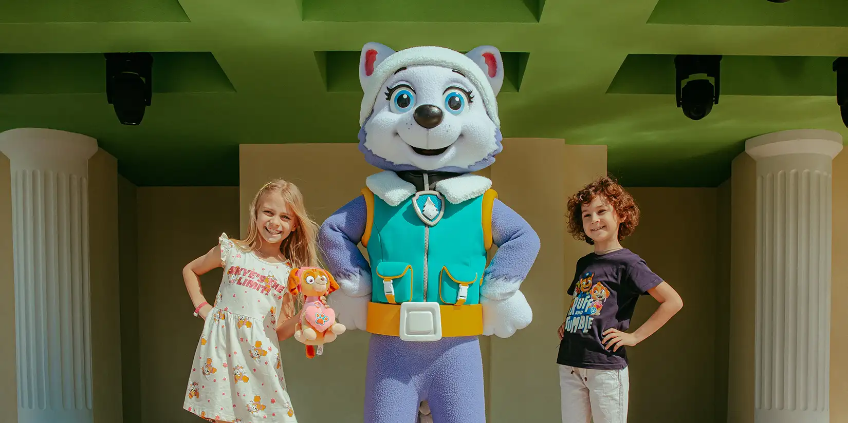 Kinder mit Maskotchen Kinder posieren mit einem Maskotchen in der Adventure Bay