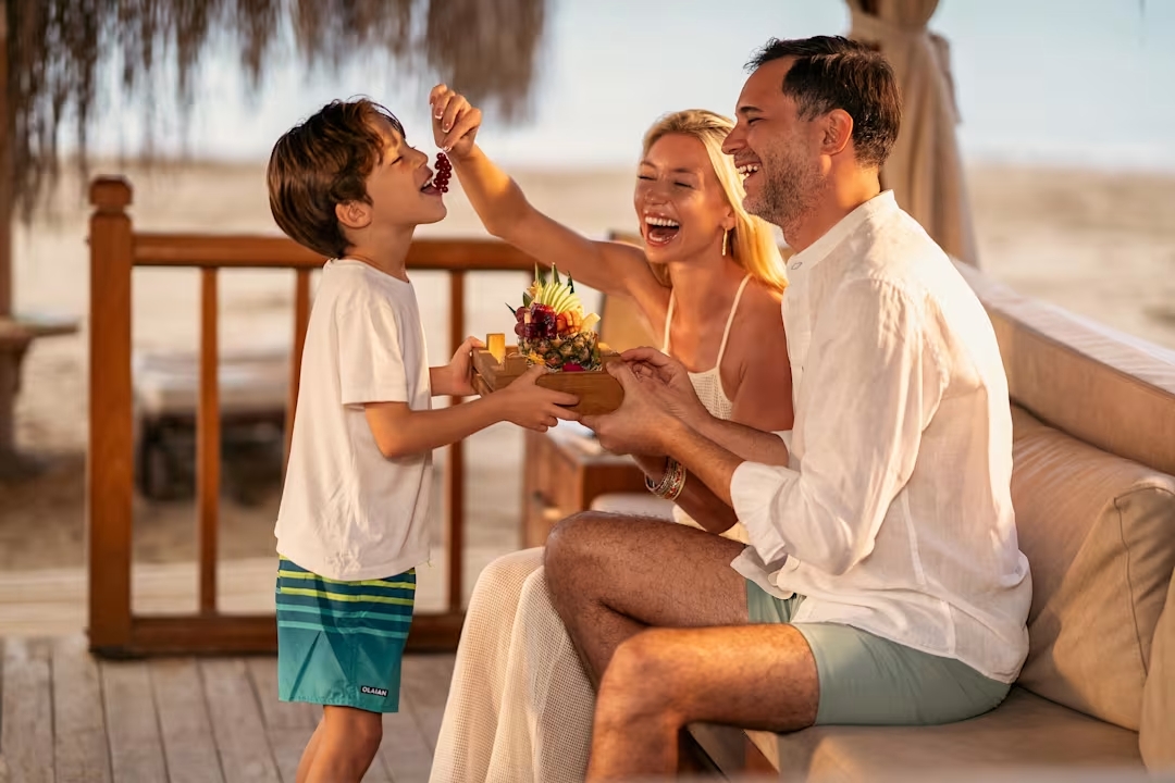 Burj Khalifa Der Wolkenkratzer Burj Khalifa inszeniert hinter ein herzförmigen, metallischen Skulptur.