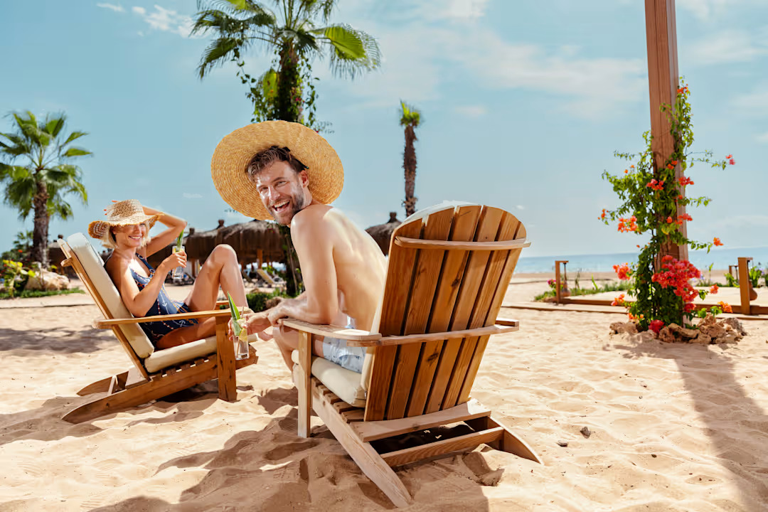 Glückliches Paar genießt sonnigen Tag am Strand des Ali Bey Hotel Paar lacht am Strand im Ali Bey Hotel