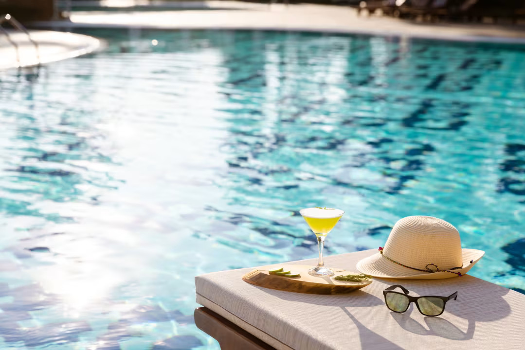 Boot in der Dubai Marina Boot liegt in der Dubai Marina vor Anker. Im Hintergrund ragen die Wolkenkratzer in den Himmel.