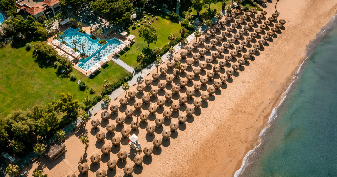 Luftaufnahme des Ali Bey Hotels am Meer Vogelperspektive auf das Ali Bey Hotel mit Strand und Pools in Manavgat.